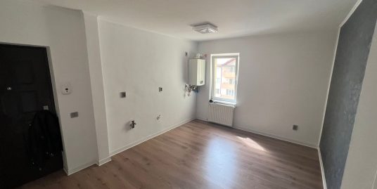 Apartament 3 camere si loc de parcare, Floresti